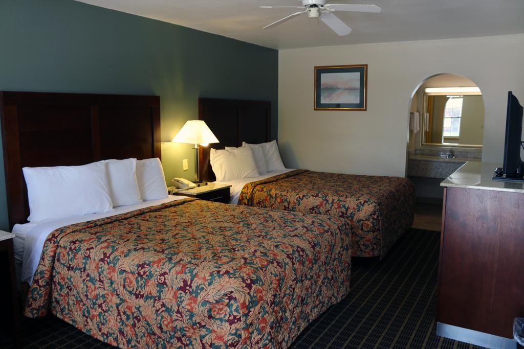 Great Western Inn & Suites Карлсбад Екстериор снимка